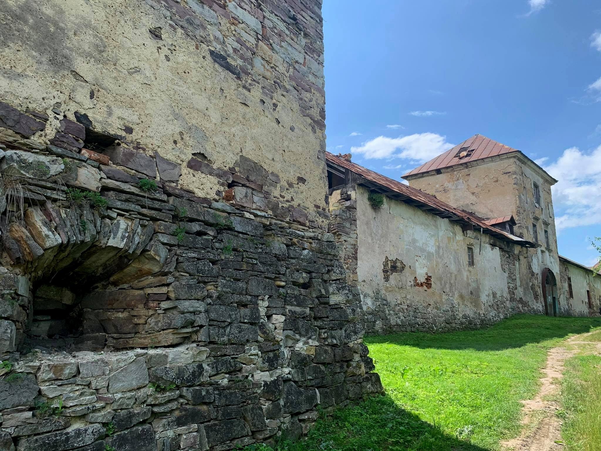 Оборонні вежі і мури