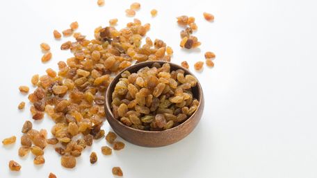 Вода, коньяк чи вино: як найкраще вимочувати родзинки для випічки