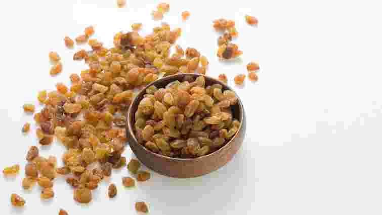 Вода, коньяк чи вино: як найкраще вимочувати родзинки для випічки