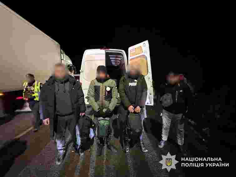 На в’їзді у Закарпаття в опломбованому Mercedes Sprinter виявили групу ухилянтів