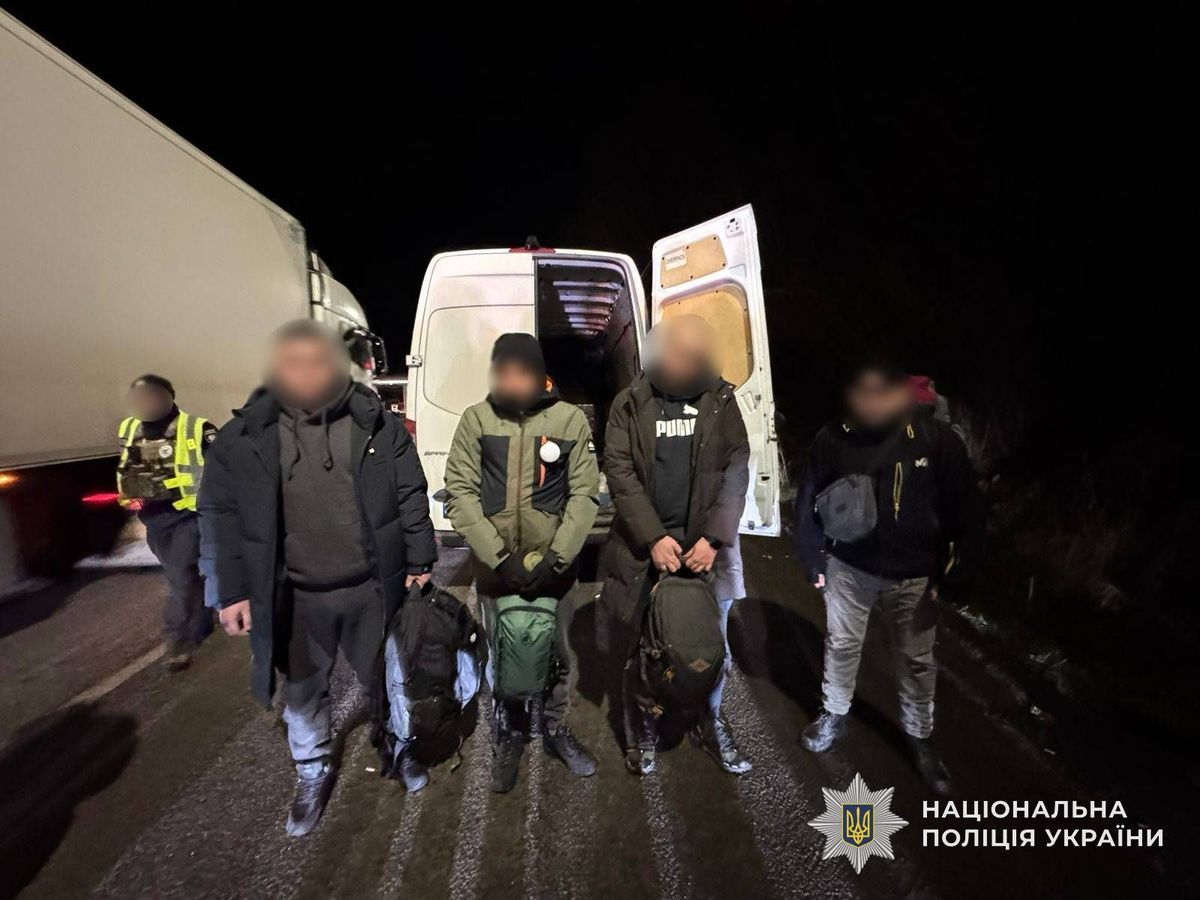 На в’їзді у Закарпаття в опломбованому Mercedes Sprinter виявили групу ухилянтів