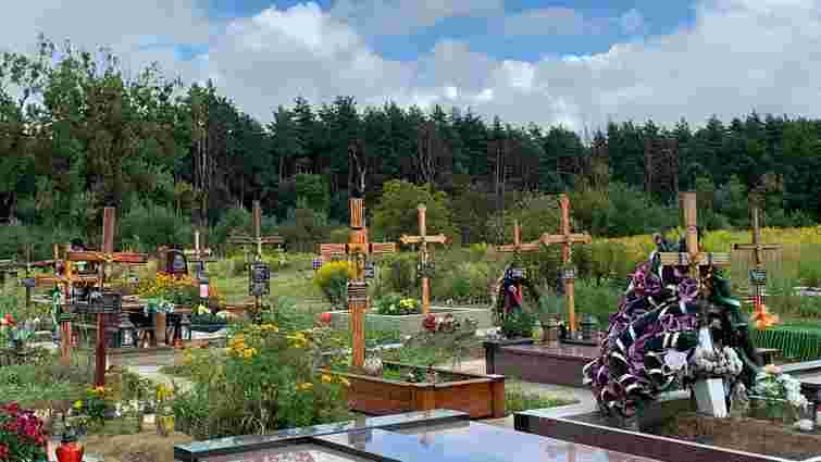 У Франківську розслідують розкрадання грошей під час ремонту кладовища у Драгомирчанах