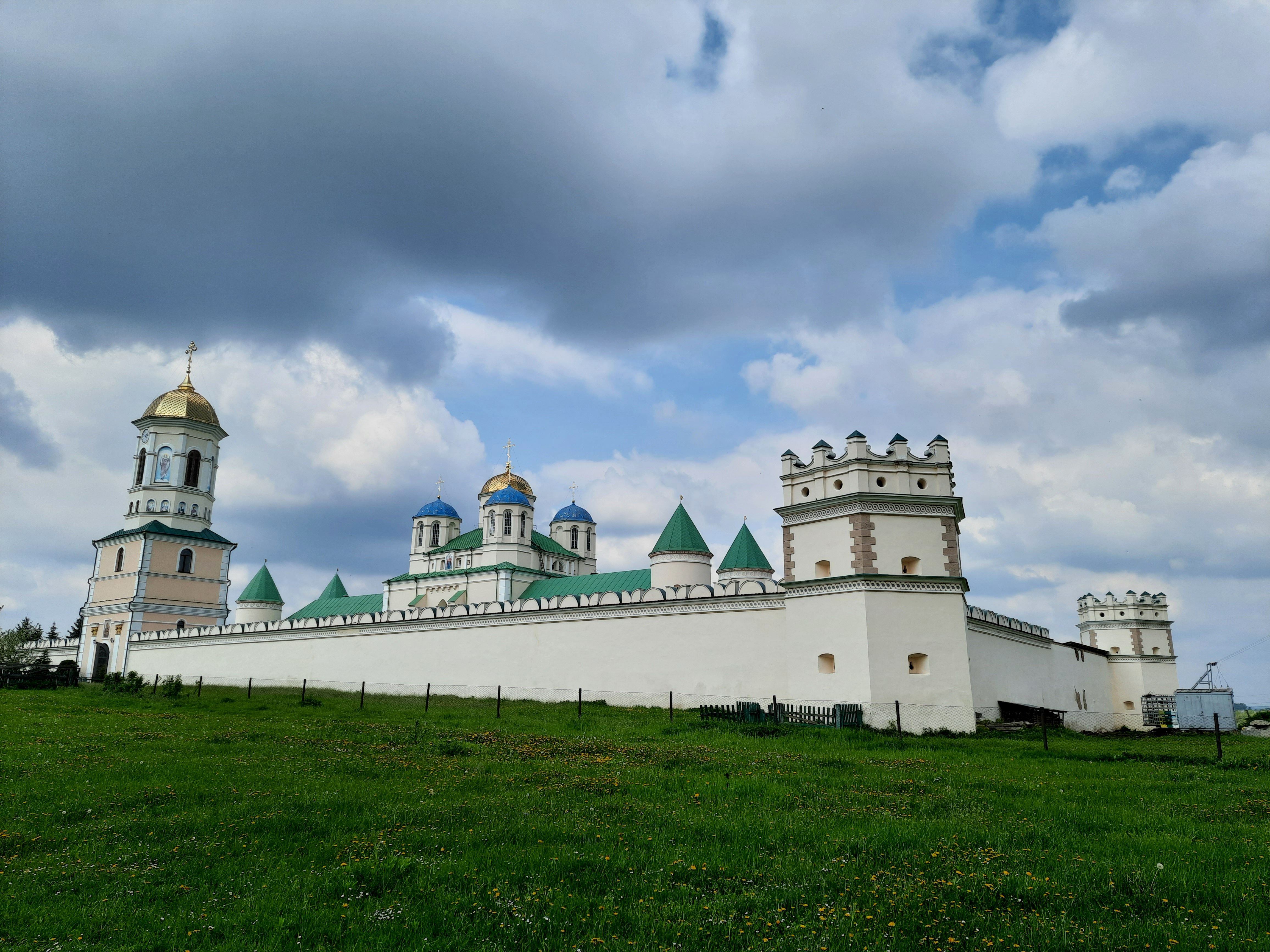 Оборонні мури і вежі