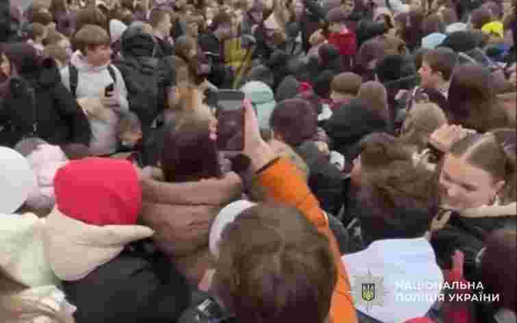 Двох дітей госпіталізували унаслідок тисняви під час безкоштовної роздачі бургерів у Тернополі