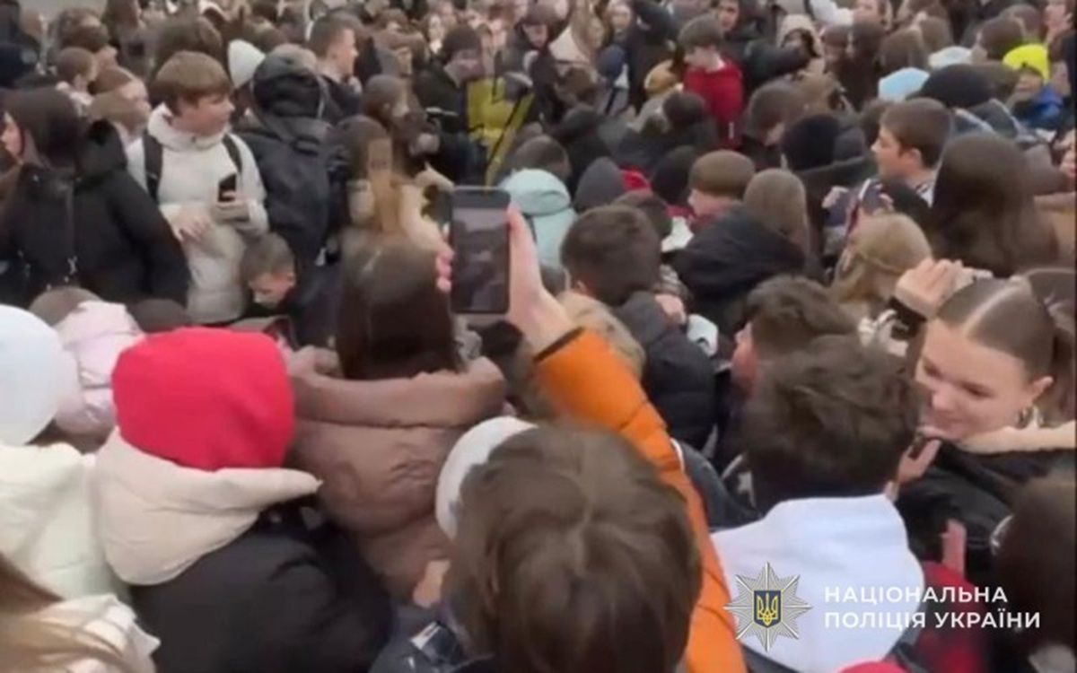 Двох дітей госпіталізували унаслідок тисняви під час безкоштовної роздачі бургерів у Тернополі