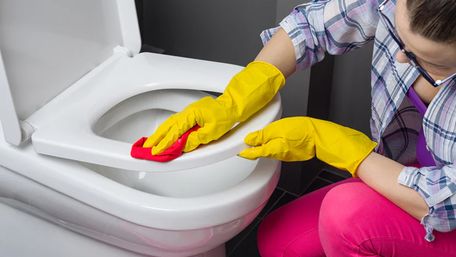 Не потрібна навіть сода та оцет: як відмити жовті плями на сидінні унітаза за 10 хвилин