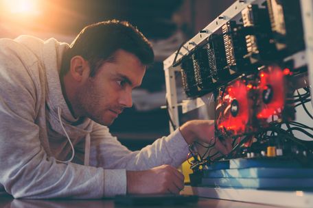 Розвиток ринку майнінгового обладнання та роль спеціалізованих сервісів