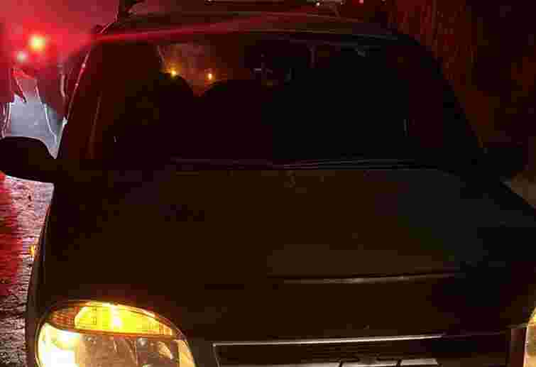 На Буковині військовослужбовець на ходу вистрибнув з авто і загинув