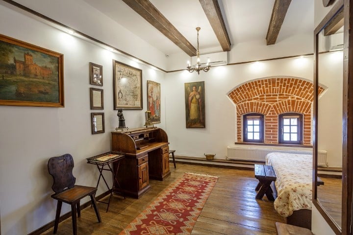 Кімнати готелю обладнані у стилістиці минулих століть