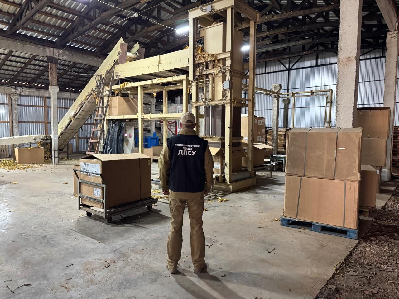 Під час обшуків правоохоронці вилучили тонни тютюну, техніку та обладнання (фото прикордонників)