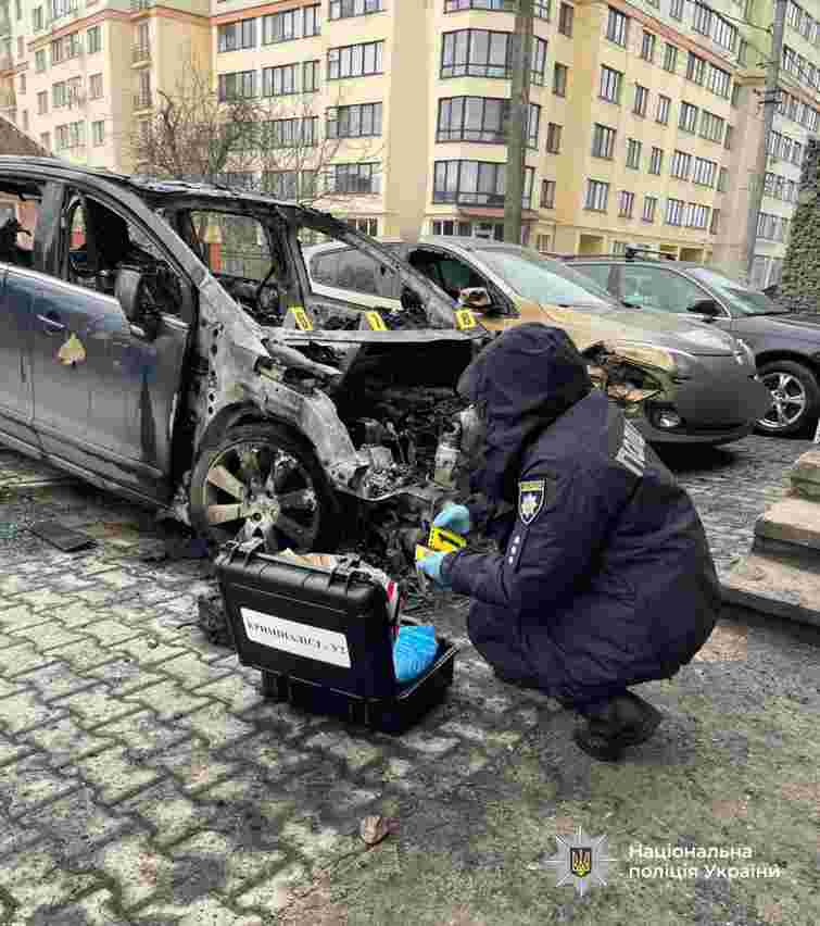 Поліція розслідує підпал автомобіля біля Франківська