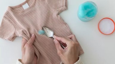 Не намагайтеся віддерти: як відчистити слайм з одягу та меблів і не зіпсувати тканину