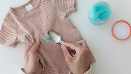 Не намагайтеся віддерти: як відчистити слайм з одягу та меблів і не зіпсувати тканину