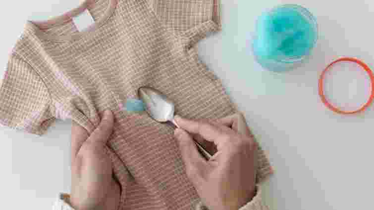 Не намагайтеся віддерти: як відчистити слайм з одягу та меблів і не зіпсувати тканину