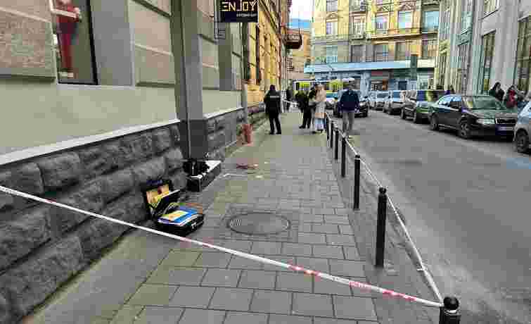 На вулиці в центрі Львова 26-річний нападник ножем вдарив перехожого