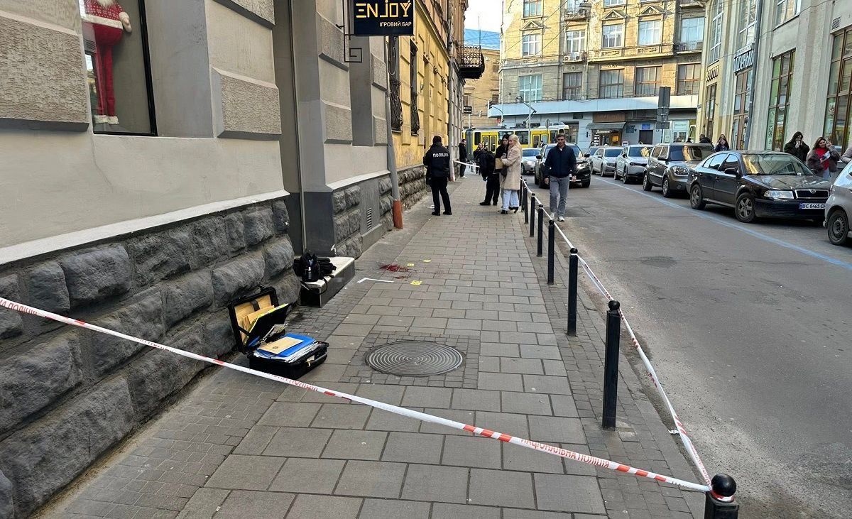 На вулиці в центрі Львова 26-річний нападник ножем вдарив перехожого