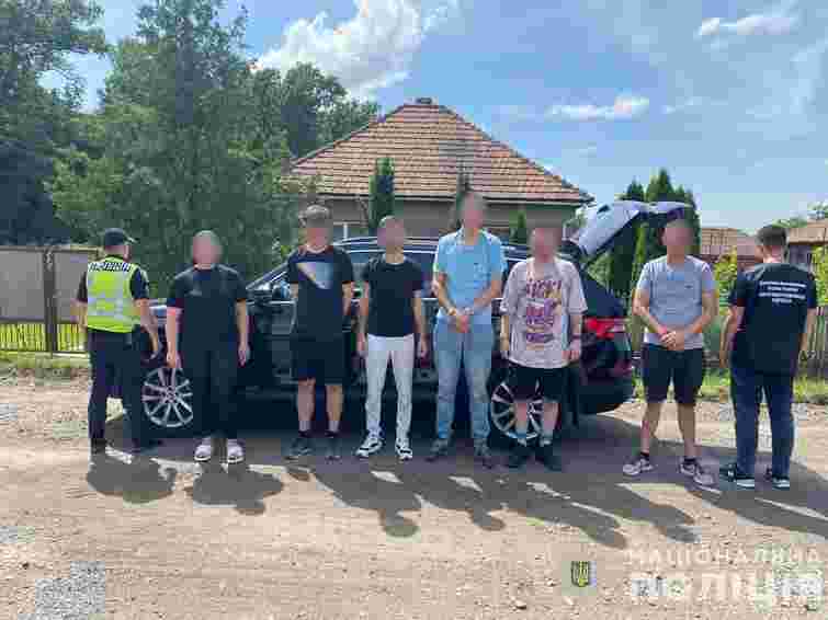 Закарпатка уникла покарання за перевезення до кордону вісьмох ухилянтів