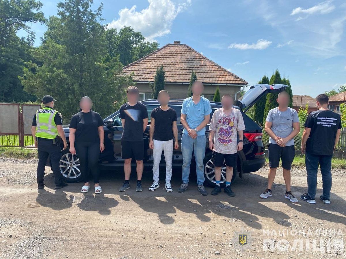 Закарпатка уникла покарання за перевезення до кордону вісьмох ухилянтів