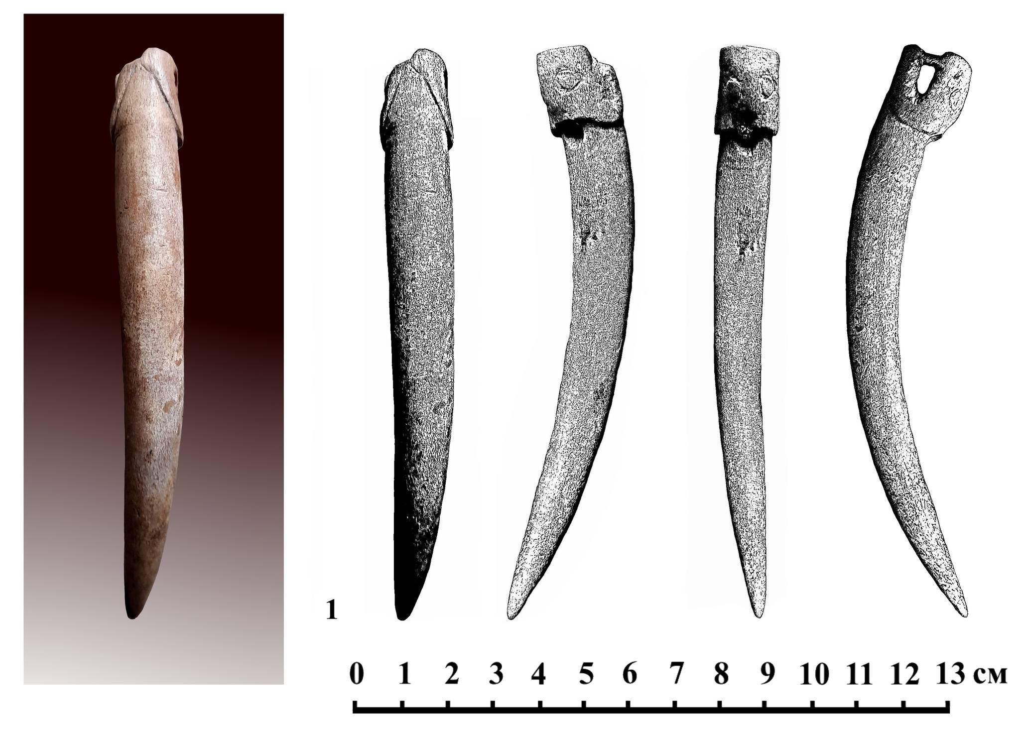 Кістяний амулет із завершенням у вигляді голови змії