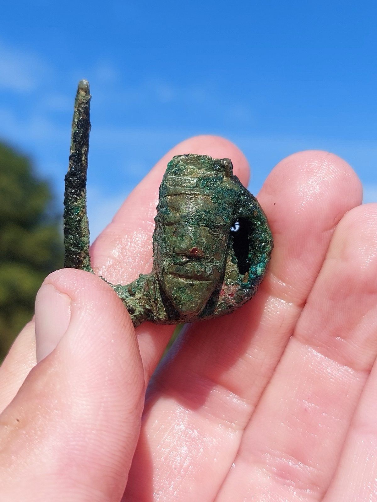 Бронзовий замок із антропоморфним завершенням