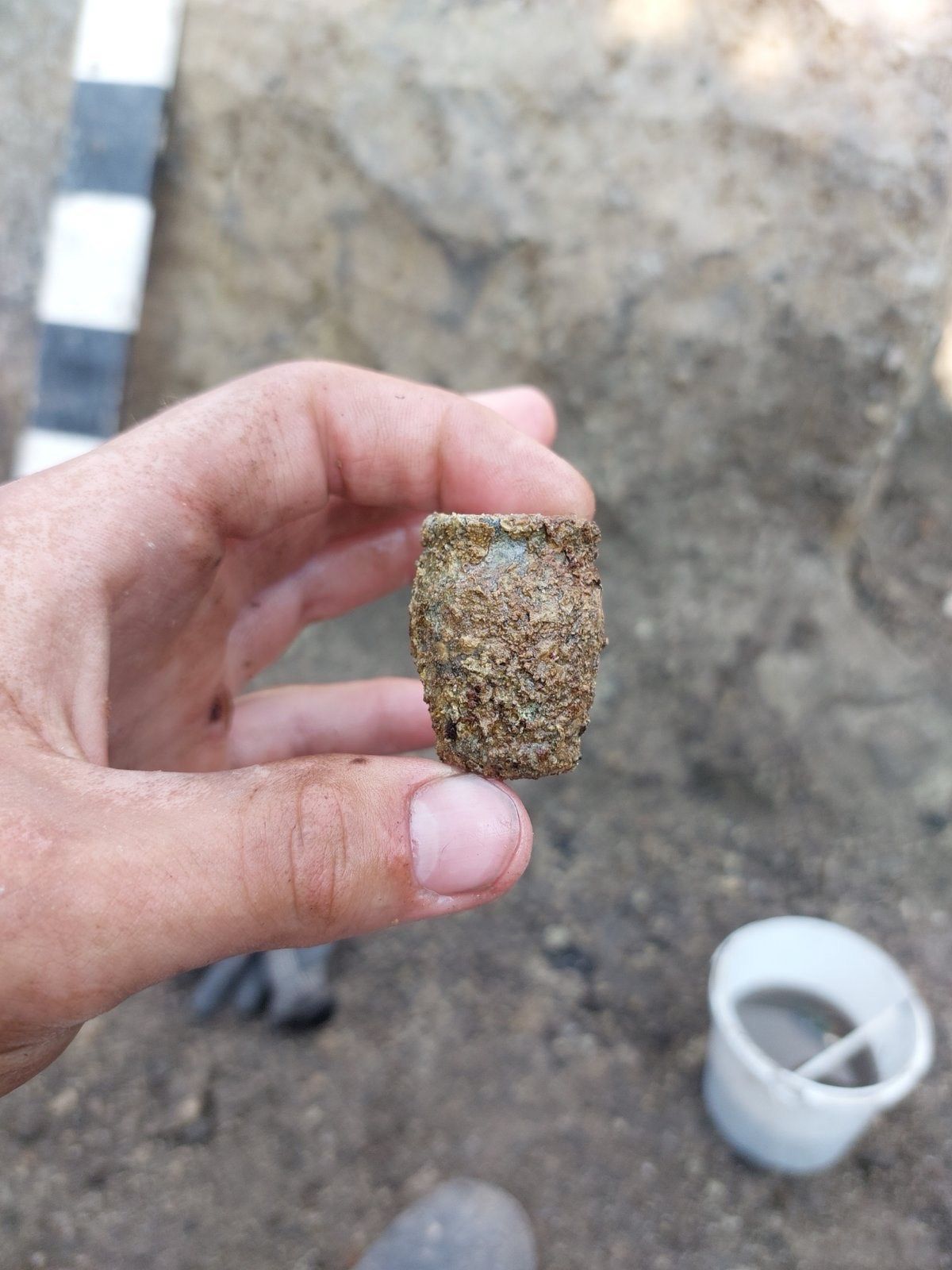 Заклад – мініатюрний горщичок для магічних цілей, його ставили як оберіг в піч чи куточок житла при будівництві