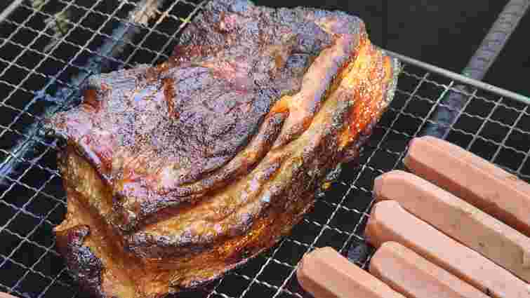 Ароматна всього за годину: як замаринувати свинину перед запіканням