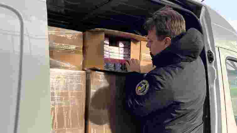 Працівника благодійного фонду зі Львова затримали на кордоні з сигаретами на 3 млн грн