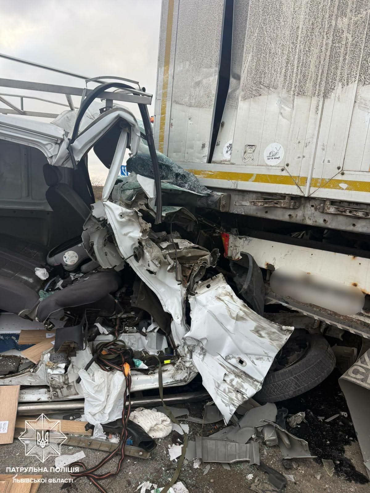 Мікроавтобус зіткнувся з двома вантажівками