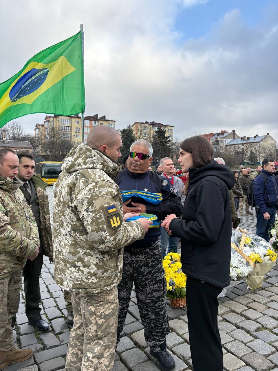 Побратими Луіса Феліпе обмінялися з батьком загиблого шевронами. Фото ZAXID.NET
