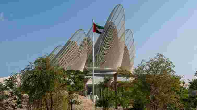 Новий символ Абу-Дабі: у столиці ОАЕ відкрили інноваційний музей зі сталевими крилами