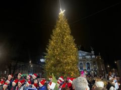 У центрі Львова засвітили головну різдвяну ялинку