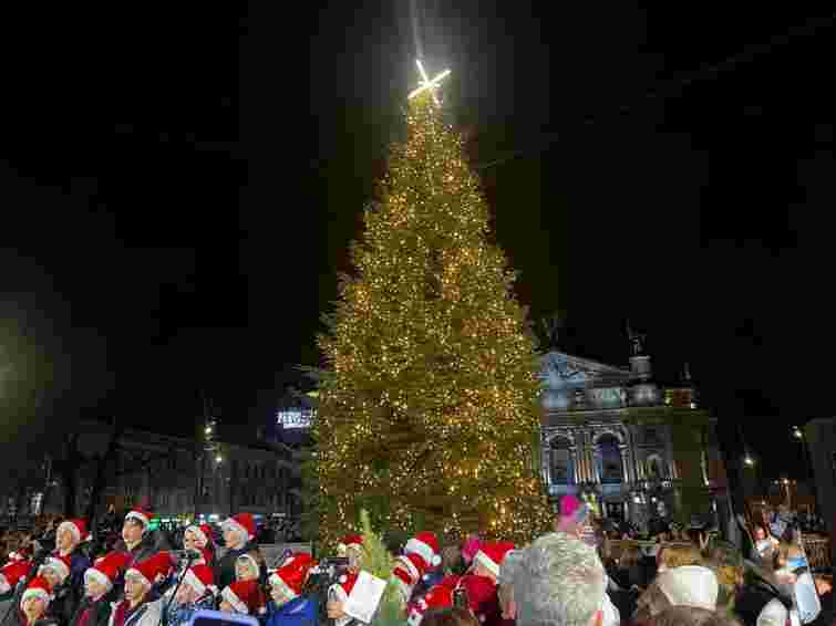 У центрі Львова засвітили головну різдвяну ялинку
