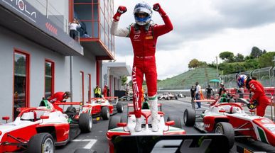 Український гонщик став переможцем F1 Trophy в Абу-Дабі, вигравши першу гонку другого етапу