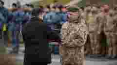 Президент надав звання Героя України медику, який провів 471 день в окопі 