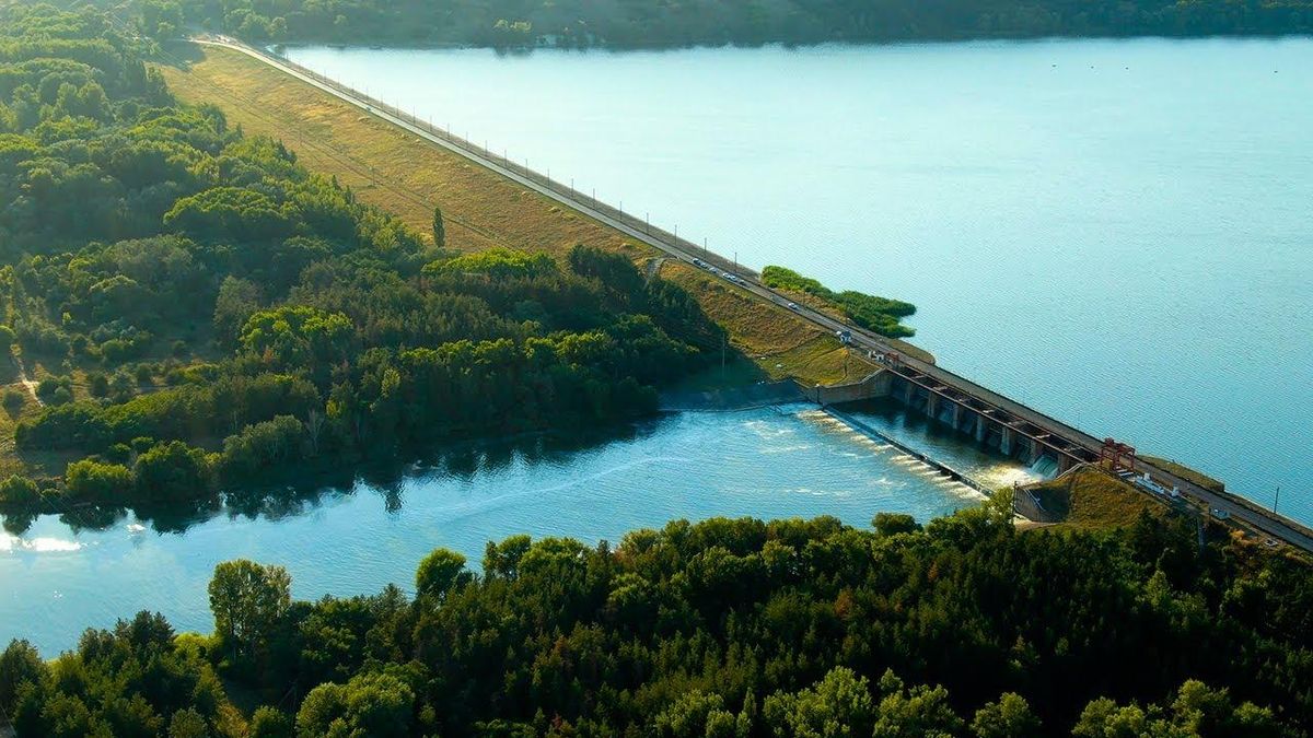 Росіяни завдали удару по греблі Печенізького водосховища на Харківщині