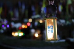 На Личаківському кладовищі запалили Вифлеємський вогонь миру. Фото дня