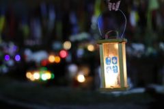 На Личаківському кладовищі запалили Вифлеємський вогонь миру. Фото дня