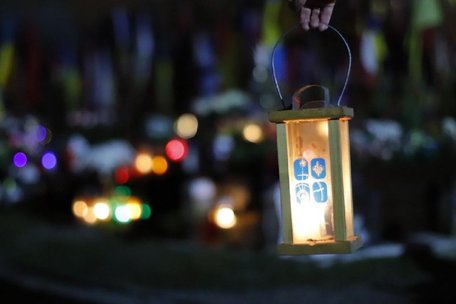 На Личаківському кладовищі запалили Вифлеємський вогонь миру. Фото дня