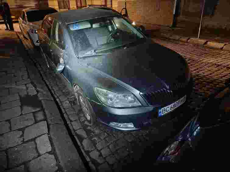 Поліція розслідує масове пошкодження автомобілів уночі у Львові