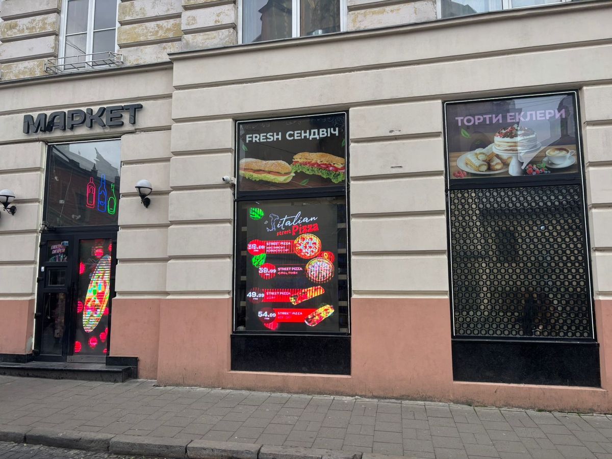 Власникам магазину в центрі Львова загрожує до пів мільйона штрафів за самовільні роботи