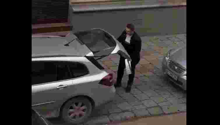 У центрі Львова порушники продовжують знімати номерні знаки біля відділу поліції