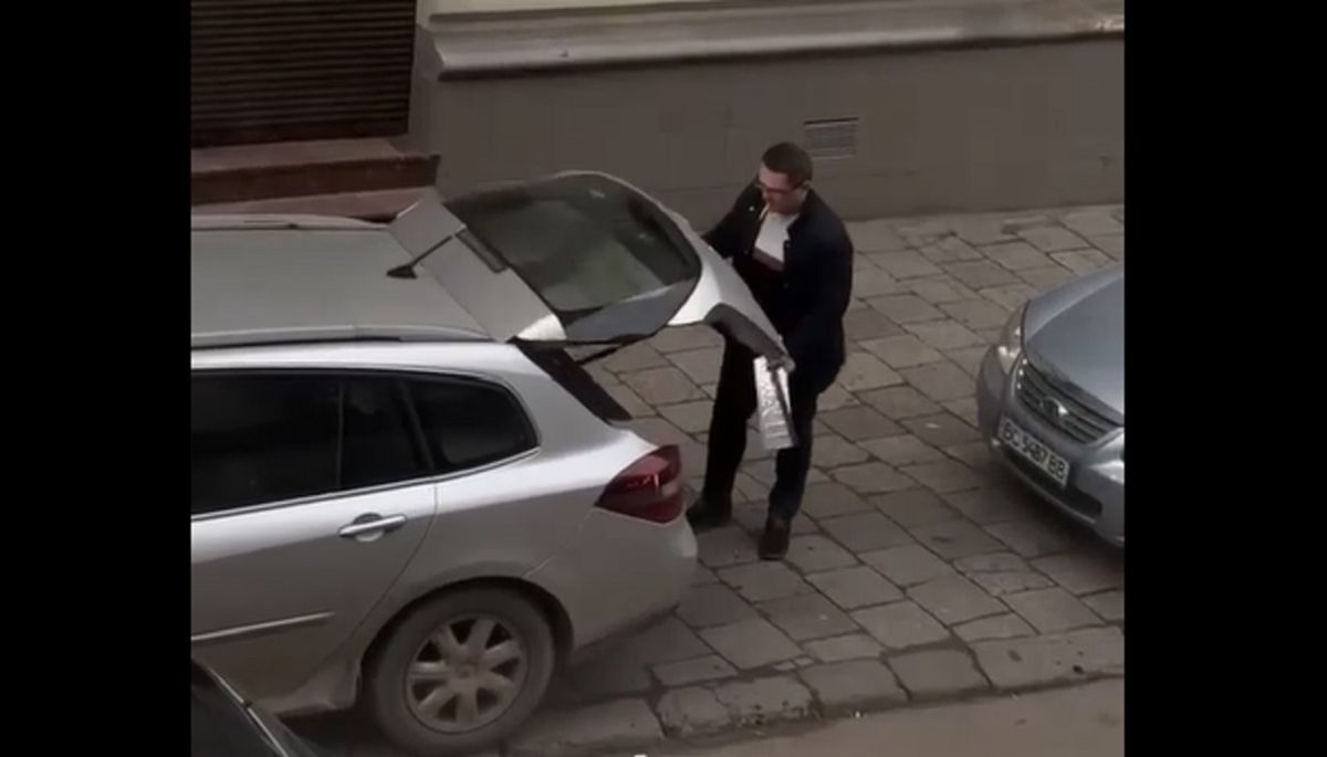 У центрі Львова порушники продовжують знімати номерні знаки біля відділу поліції