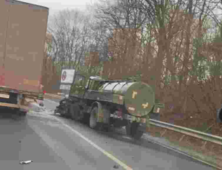 Двоє людей загинули в лобовій ДТП легковика та вантажівки на Львівщині