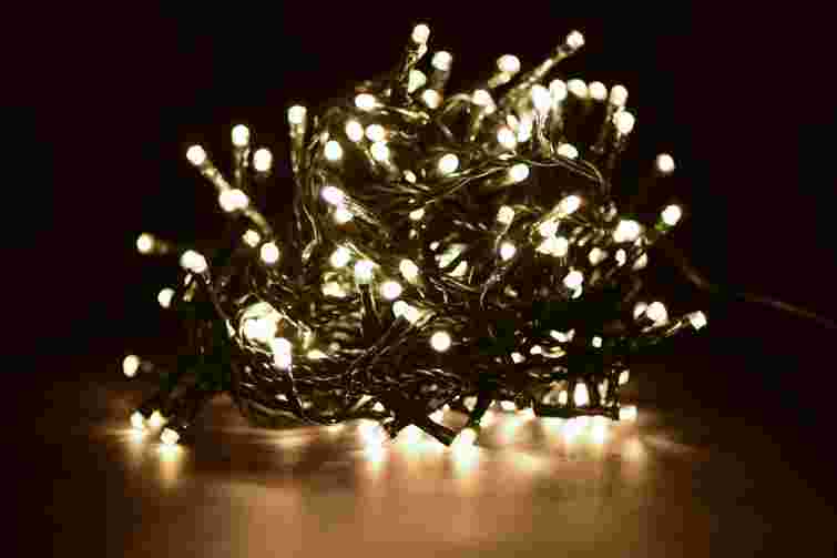 Надзвичайно просто і швидко: як розплутати новорічну гірлянду без нервів