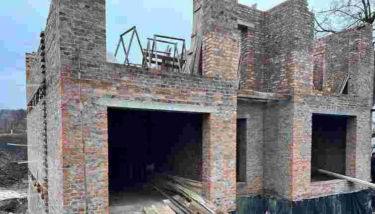 На будівництві у Тернополі чоловік впав з висоти три метри й загинув