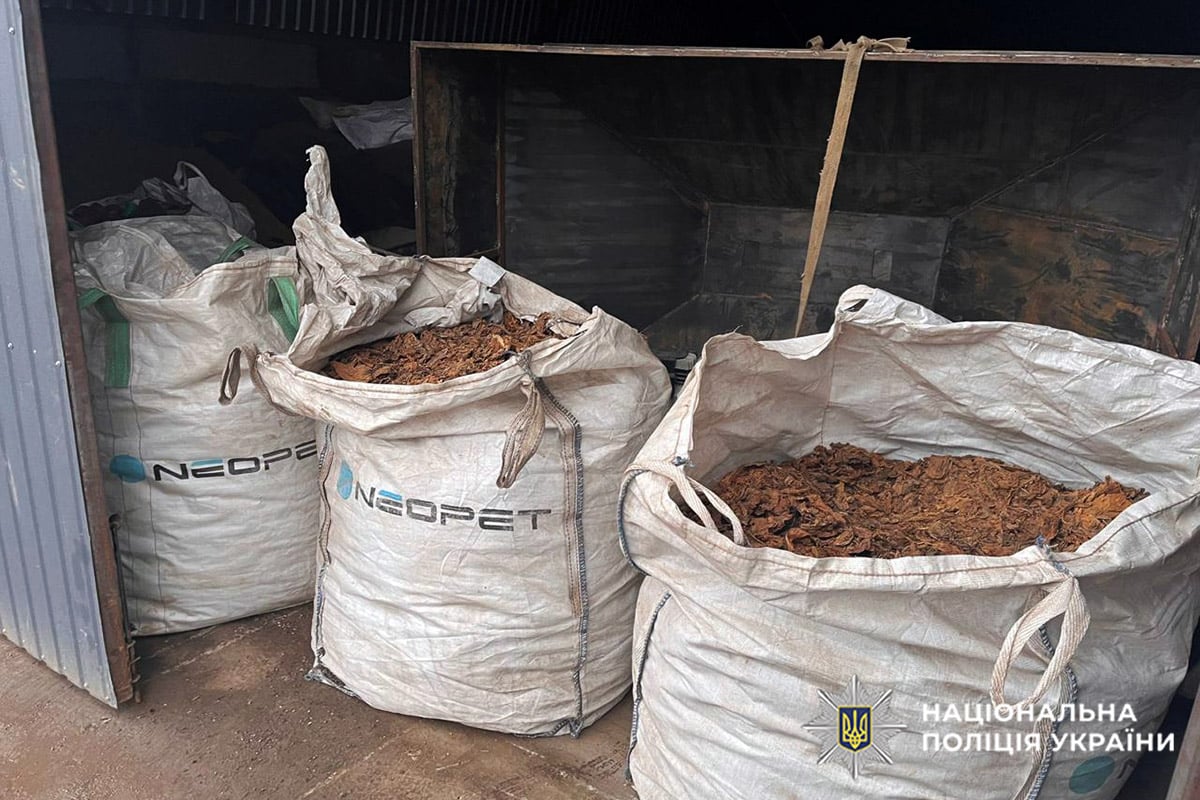 Під час обшуків поліцейські вилучили тонни листя тютюну (фото поліції)