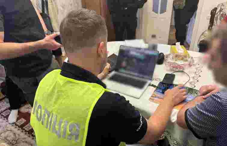 СБУ та кіберполіція викрили на Буковині хакера, який торгував зламаними акаунтами