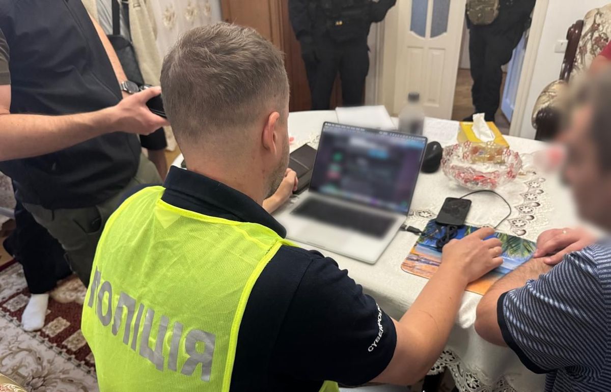 СБУ та кіберполіція викрили на Буковині хакера, який торгував зламаними акаунтами
