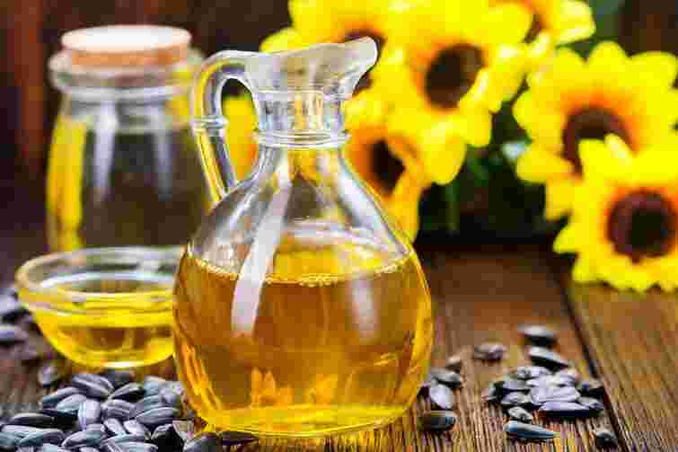Найгірше місце на кухні: де не варто зберігати соняшникову олію