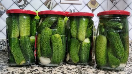 Як зробити розсіл у маринованих огірках прозорим: важливі секрети